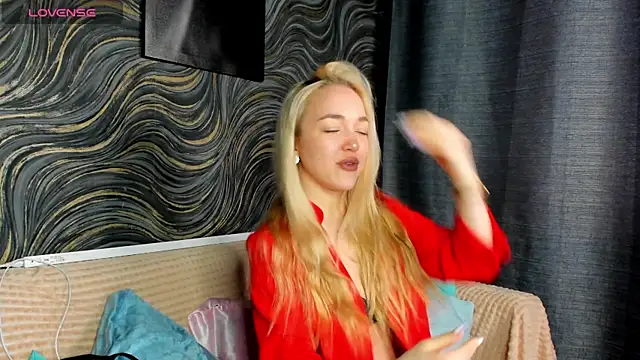 Snapshot of Christy_Little chatting on March 15, 2025, 8:15 am Christy Little online show from March 15, 2025, 8:15 am