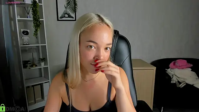 Snapshot of Christy_Little chatting on September 10, 2025, 12:43 am Christy Little online show from September 10, 2025, 12:43 am