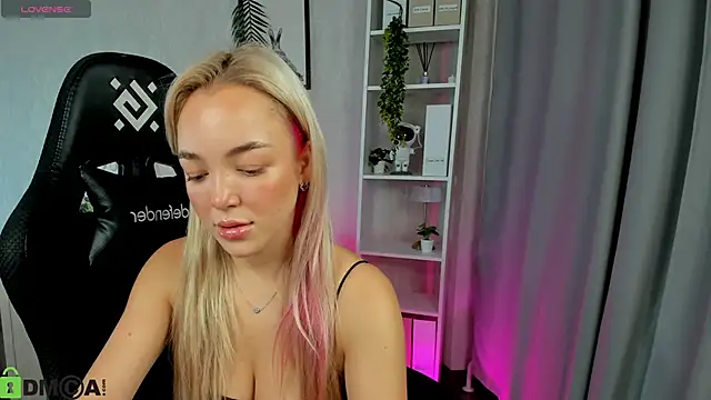 Christy Little online show from November 17, 2025, 12:49 am