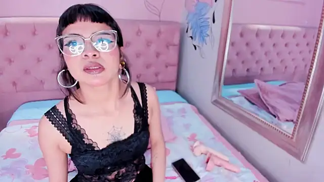 ILENAHEY online show from November 21, 2025, 9:46 pm