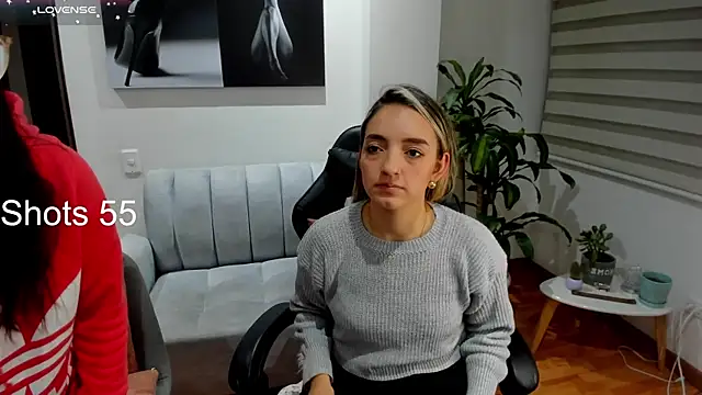 Snapshot of Emmy_petit chatting on March 11, 2025, 1:26 am Emmy petit online show from March 11, 2025, 1:26 am