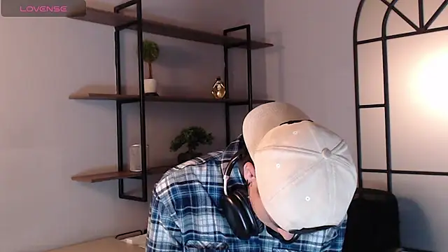 Snapshot of MattiDeLuca chatting on December 15, 2024, 11:34 am MattiDeLuca online show from December 15, 2024, 11:34 am