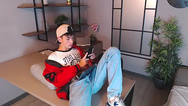 Snapshot of MattiDeLuca chatting on December 17, 2024, 11:28 am MattiDeLuca online show from December 17, 2024, 11:28 am