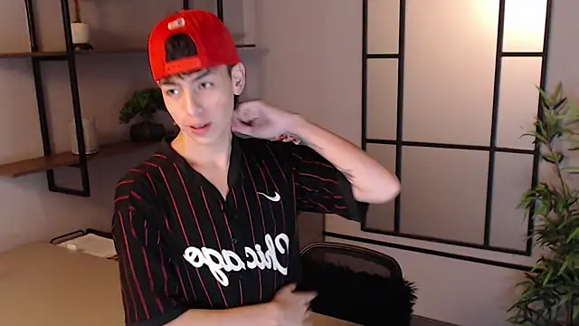 Snapshot of MattiDeLuca chatting on December 19, 2024, 11:39 am MattiDeLuca online show from December 19, 2024, 11:39 am