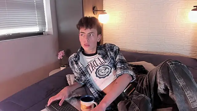 Snapshot of MattiDeLuca chatting on December 23, 2024, 5:43 pm MattiDeLuca online show from December 23, 2024, 5:43 pm