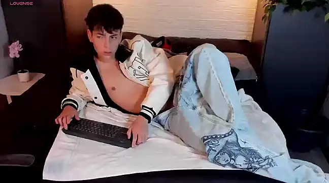 Snapshot of MattiDeLuca chatting on December 31, 2024, 5:29 pm MattiDeLuca online show from December 31, 2024, 5:29 pm