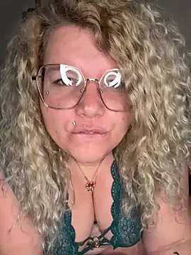 Snapshot of CurvyAnonymousGirl89 chatting on January 30, 2025, 6:32 pm CurvyAnonymousGirl89 online show from January 30, 2025, 6:32 pm