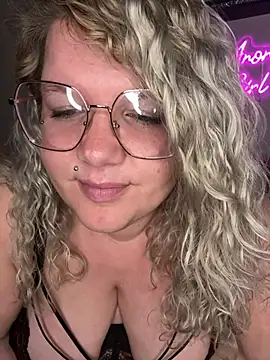Snapshot of CurvyAnonymousGirl89 chatting on February 17, 2025, 4:37 pm CurvyAnonymousGirl89 online show from February 17, 2025, 4:37 pm