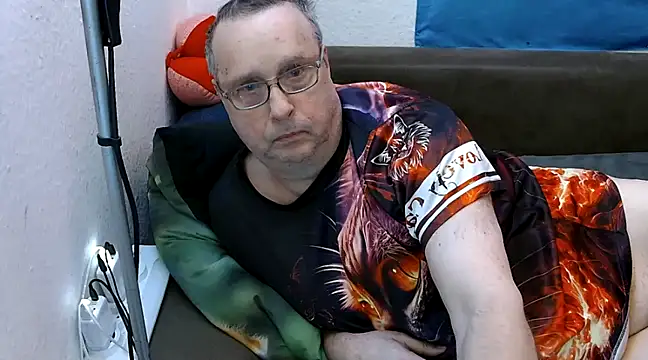 Snapshot of Manfred1012 chatting on February 26, 2025, 5:09 am Manfred1012 online show from February 26, 2025, 5:09 am