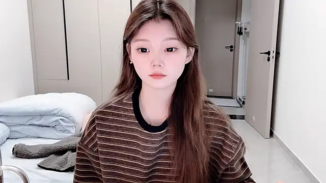 yangyang-1115 online show from November 4, 2025, 4:11 am