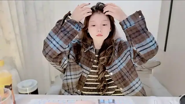 yangyang-1115 online show from November 15, 2025, 4:54 am