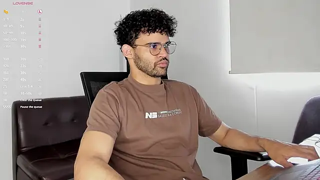 Snapshot of andrewChris_ chatting on October 27, 2025, 6:34 pm andrewChris online show from October 27, 2025, 6:34 pm