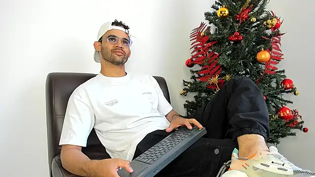 Snapshot of andrewChris_ chatting on November 30, 2025, 8:02 pm andrewChris online show from November 30, 2025, 8:02 pm