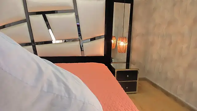 Snapshot of AriannaRussell_ chatting on September 15, 2025, 2:06 pm AriannaRussell online show from September 15, 2025, 2:06 pm