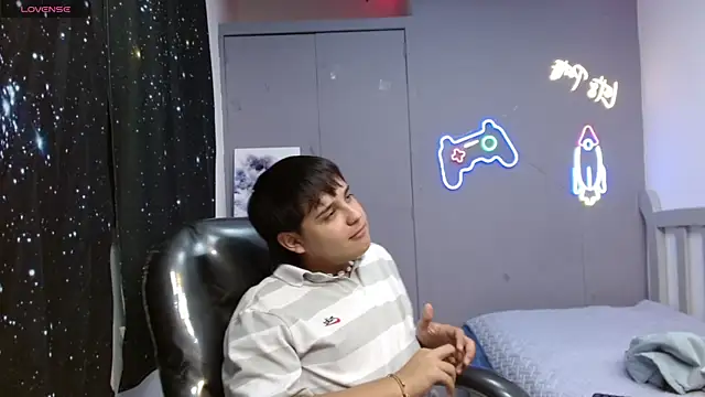 Snapshot of AndrewPherson chatting on January 27, 2025, 11:00 pm AndrewPherson online show from January 27, 2025, 11:00 pm