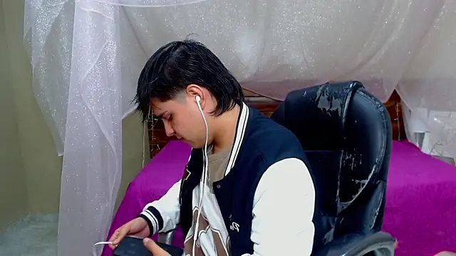 Snapshot of AndrewPherson chatting on March 14, 2025, 12:18 pm AndrewPherson online show from March 14, 2025, 12:18 pm