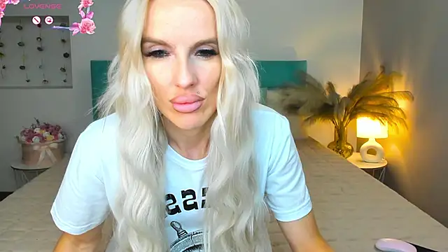 Snapshot of Lana_kitty__ chatting on September 10, 2025, 9:15 pm Lana kitty   online show from September 10, 2025, 9:15 pm