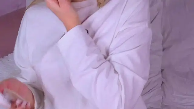 BeatriceEsmont online show from October 27, 2025, 7:29 pm