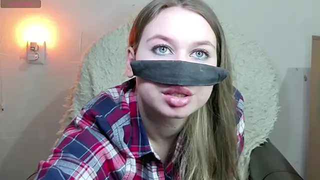 Mikki5P online show from March 3, 2025, 6:01 pm