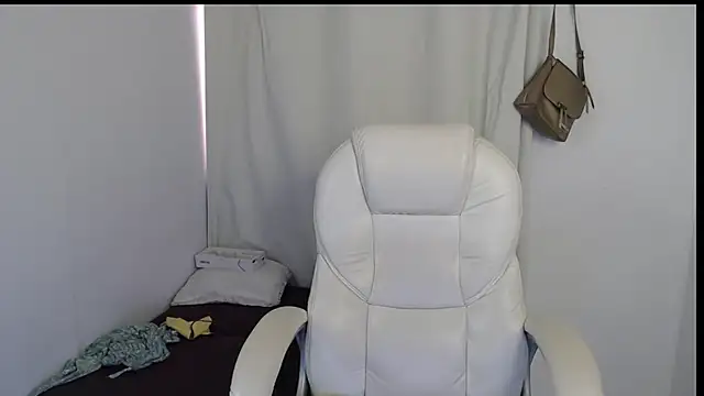 Snapshot of Xileny-Halliwey chatting on October 2, 2025, 5:20 pm Xileny-Halliwey online show from October 2, 2025, 5:20 pm