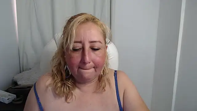 Snapshot of Xileny-Halliwey chatting on October 7, 2025, 8:39 pm Xileny-Halliwey online show from October 7, 2025, 8:39 pm