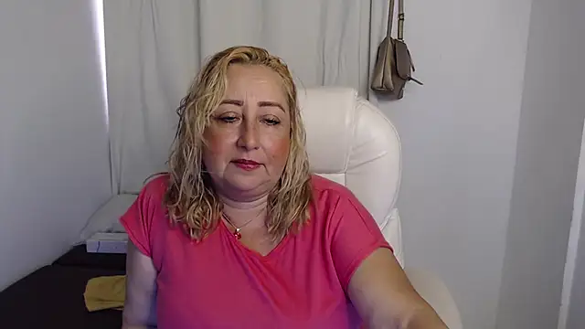 Snapshot of Xileny-Halliwey chatting on October 10, 2025, 4:28 pm Xileny-Halliwey online show from October 10, 2025, 4:28 pm