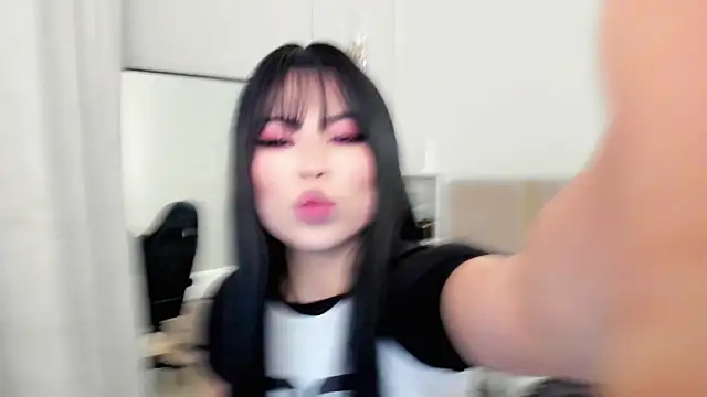 may mia online show from November 27, 2025, 2:02 am