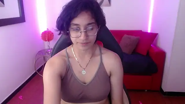 Snapshot of Lili_Gomez_ chatting on February 2, 2025, 4:43 pm Lili Gomez online show from February 2, 2025, 4:43 pm