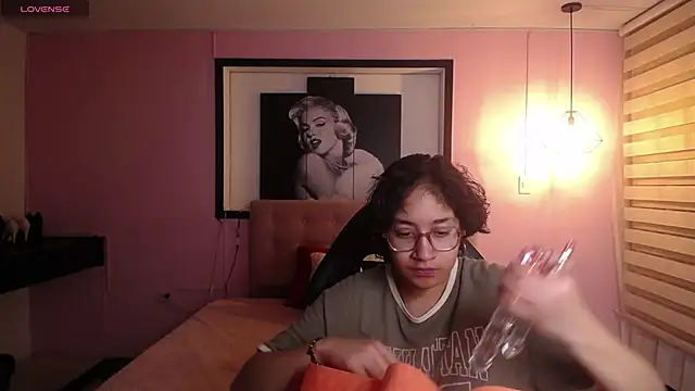 Snapshot of Lili_Gomez_ chatting on November 25, 2025, 1:44 pm Lili Gomez online show from November 25, 2025, 1:44 pm