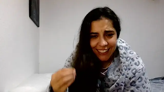 Snapshot of Ursumi1 chatting on December 14, 2025, 4:12 pm Ursumi1 online show from December 14, 2025, 4:12 pm