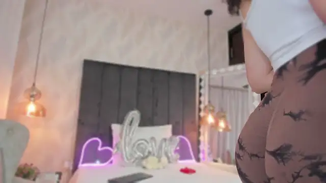 Snapshot of SHARONN____ chatting on February 14, 2025, 3:33 am SHARONN online show from February 14, 2025, 3:33 am