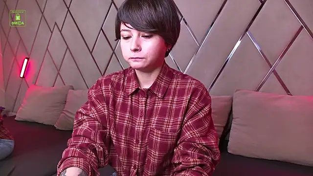 Ishtar Divine online show from November 9, 2025, 10:57 am