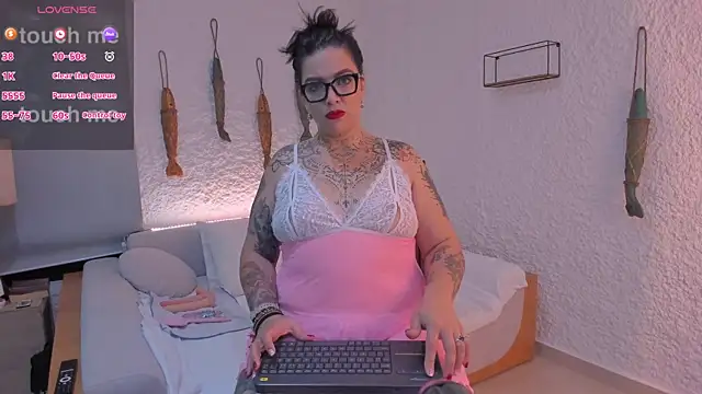 poisson ivy online show from February 11, 2025, 4:22 am