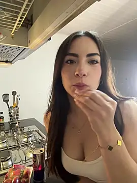 Snapshot of Melody_04 chatting on December 14, 2025, 1:11 am Melody 04 online show from December 14, 2025, 1:11 am