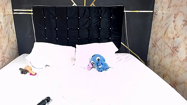 AmandaRobers online show from December 12, 2024, 5:37 pm