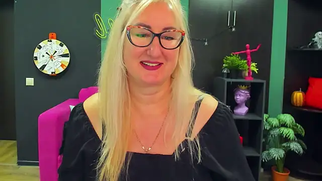 Snapshot of ChristyBrooks chatting on February 19, 2025, 6:32 pm ChristyBrooks online show from February 19, 2025, 6:32 pm
