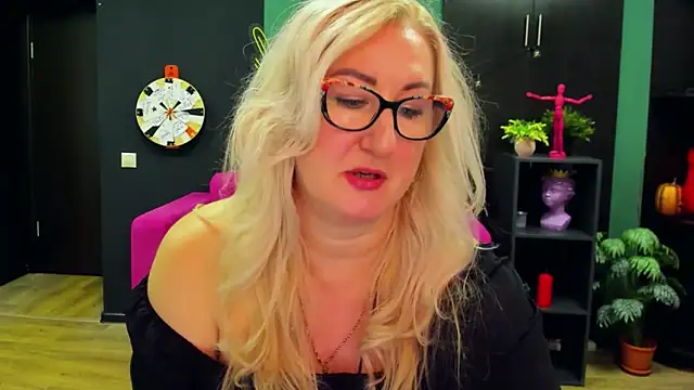 Snapshot of ChristyBrooks chatting on March 7, 2025, 4:22 pm ChristyBrooks online show from March 7, 2025, 4:22 pm