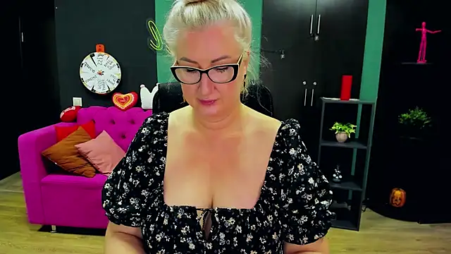 Snapshot of ChristyBrooks chatting on November 18, 2025, 6:51 am ChristyBrooks online show from November 18, 2025, 6:51 am