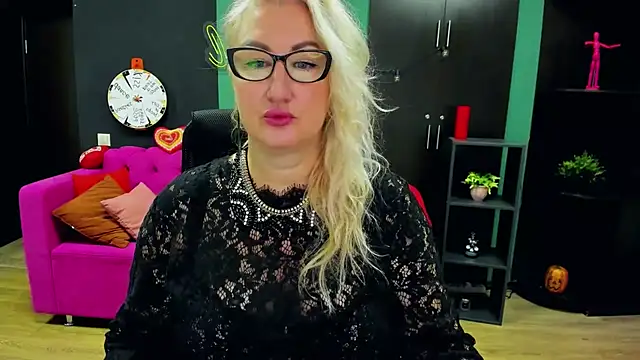 Snapshot of ChristyBrooks chatting on November 19, 2025, 6:13 am ChristyBrooks online show from November 19, 2025, 6:13 am