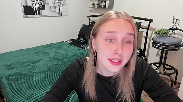 LinaTruly online show from January 30, 2025, 8:21 pm