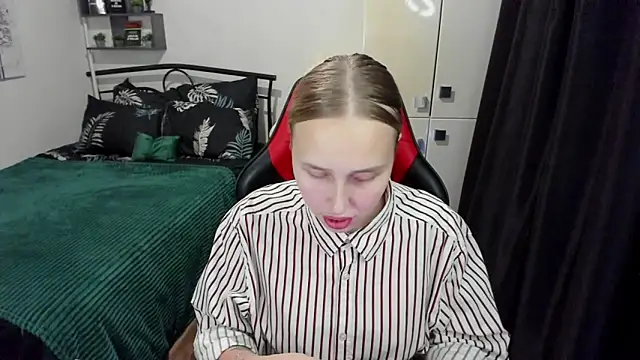 LinaTruly online show from September 24, 2025, 8:45 pm