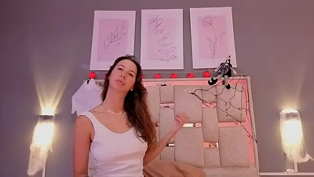 Snapshot of jolie_lov chatting on October 1, 2025, 1:06 pm jolie lov online show from October 1, 2025, 1:06 pm