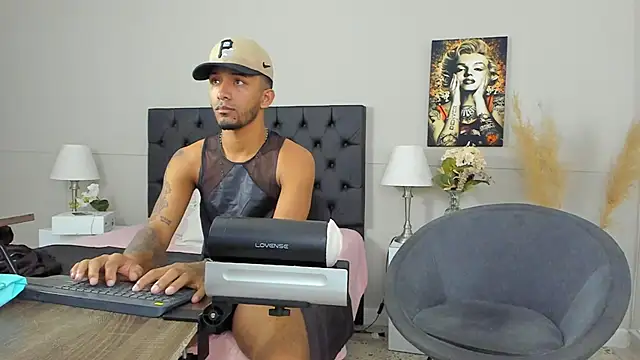 Snapshot of Robin_Rief chatting on January 29, 2025, 3:44 am Robin Rief online show from January 29, 2025, 3:44 am