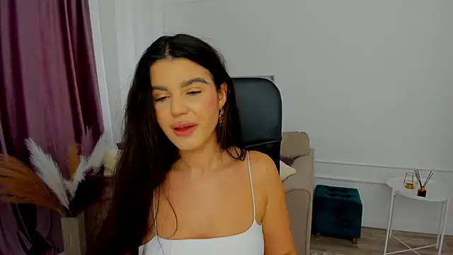 Snapshot of AlluringAriel chatting on February 6, 2025, 6:29 am AlluringAriel online show from February 6, 2025, 6:29 am