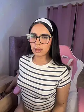 Snapshot of Emily-14 chatting on November 13, 2025, 4:44 am Emily-14 online show from November 13, 2025, 4:44 am