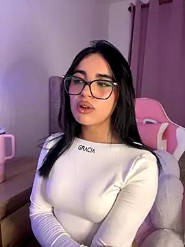 Snapshot of Emily-14 chatting on November 18, 2025, 2:50 am Emily-14 online show from November 18, 2025, 2:50 am