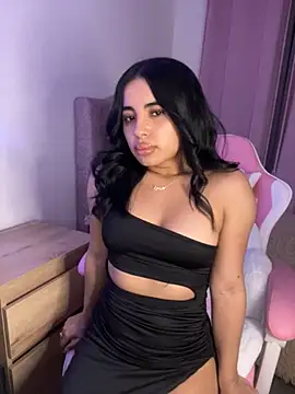 Snapshot of Emily-14 chatting on November 25, 2025, 5:18 am Emily-14 online show from November 25, 2025, 5:18 am