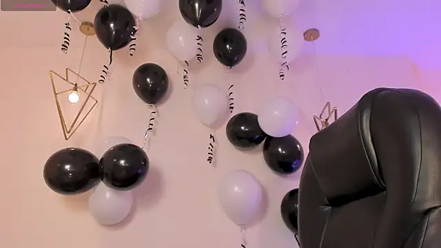 Snapshot of MiaFarrell_ chatting on November 10, 2025, 6:29 pm MiaFarrell online show from November 10, 2025, 6:29 pm