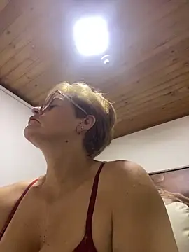 Snapshot of Adeellee_ chatting on November 3, 2025, 10:05 am Adeellee online show from November 3, 2025, 10:05 am