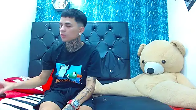 Snapshot of exotic_hot_couple chatting on January 17, 2025, 12:31 am exotic hot couple online show from January 17, 2025, 12:31 am